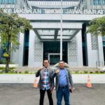 Ketua LSM JAMWAS INDONESIA dan Ketua LSM KOMPI berfoto di Depan Gedung Kejati Jabar.