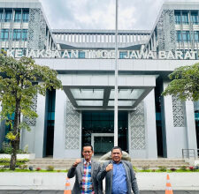 Ketua LSM JAMWAS INDONESIA dan Ketua LSM KOMPI berfoto di Depan Gedung Kejati Jabar.