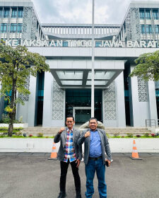 Ketua LSM JAMWAS INDONESIA dan Ketua LSM KOMPI berfoto di Depan Gedung Kejati Jabar.