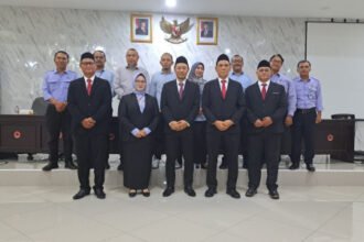 Nama Dirum Perumda TB foto bersama dengan para Direksi TB.