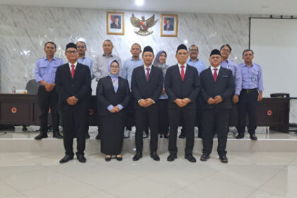 Nama Dirum Perumda TB foto bersama dengan para Direksi TB.