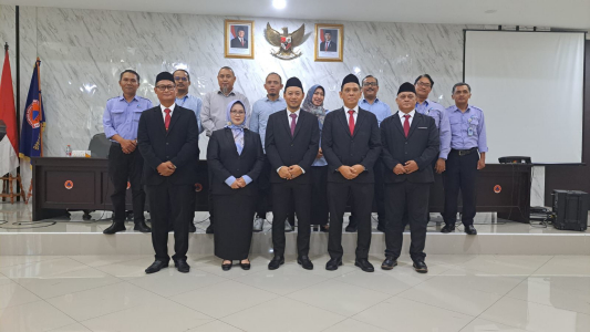 Nama Dirum Perumda TB foto bersama dengan para Direksi TB.